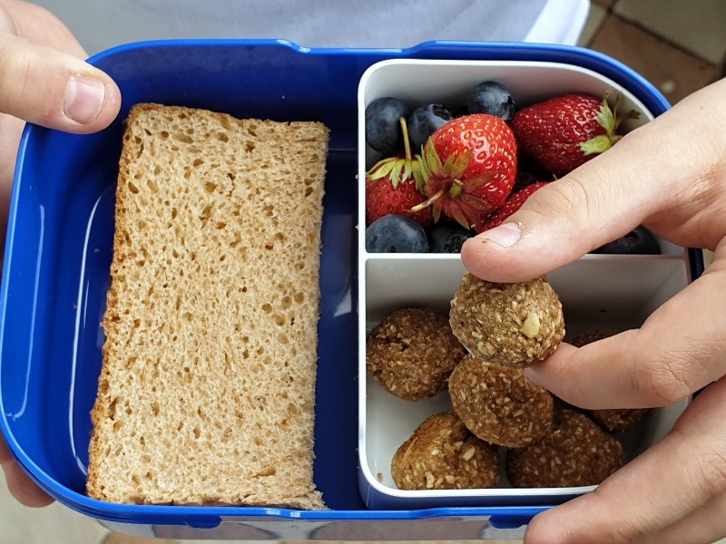 apfel zimt bällchen, apfel zimt energiebällchen, einfache energiekugeln, energiekugeln fitness, energiekugeln für kinder, energiekugeln selbst herstellen, gesunder snack kalorienarm, gesunder snack kindergarten, gesunder snack schule, rezept für energiekugeln